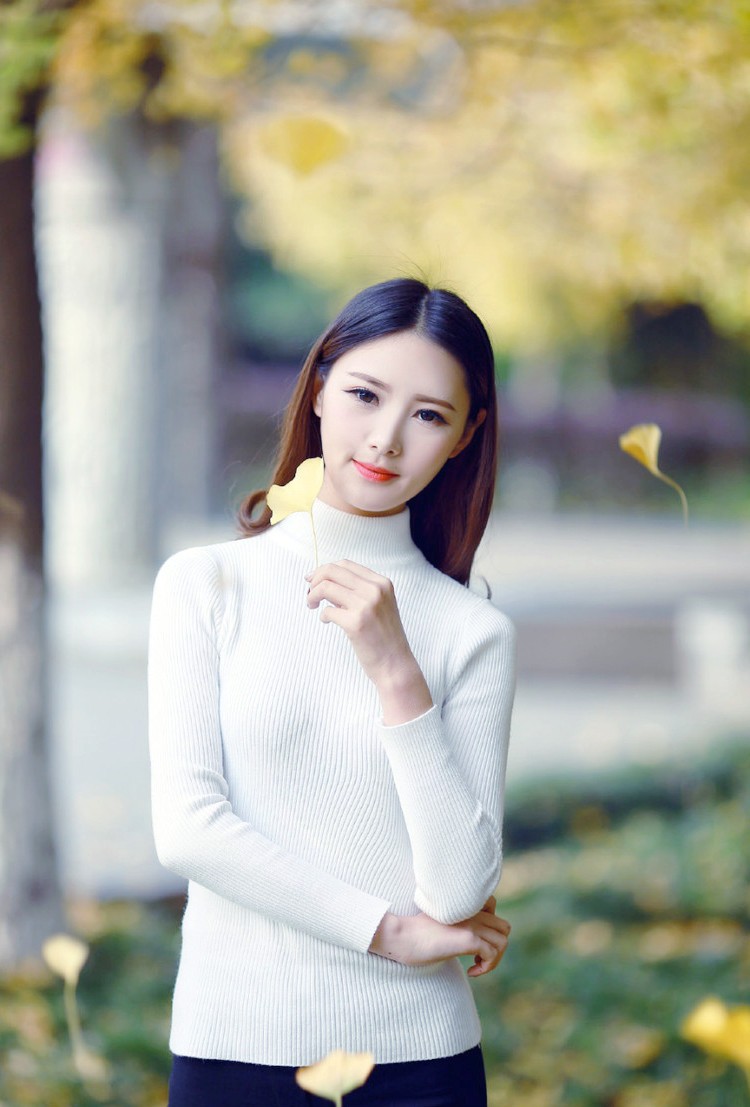 阳光下的清秀长发姑娘!