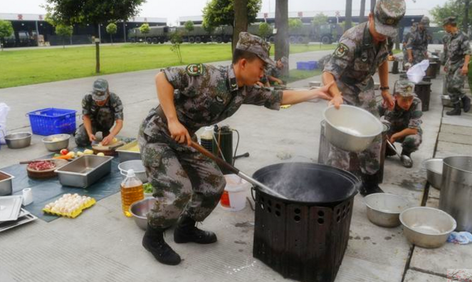 部队中惹谁都不能惹的炊事班，除了做饭以外，他们还能干嘛?