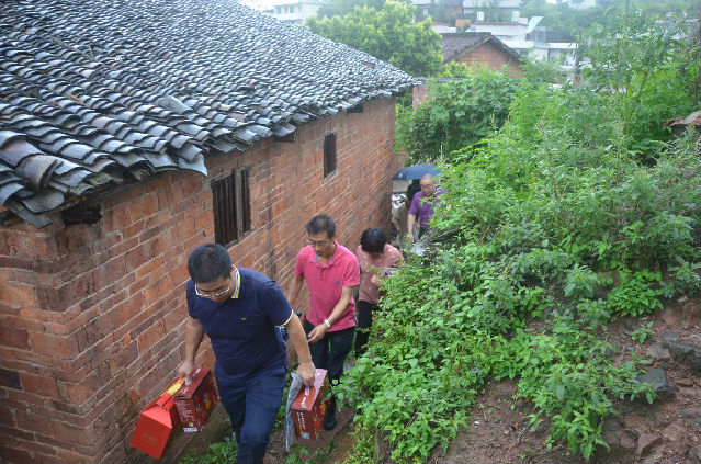 砀山黄桃桃媳妇为韶关贫困山区学子献爱心