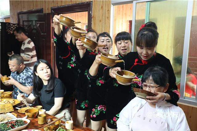 三游镇巴青水苗乡:有一种喝酒方式叫"高山流水"
