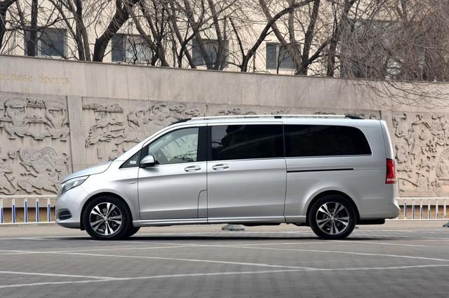 买埃尔法还不如省40万买它，加热按摩全都有，后排还配大冰箱