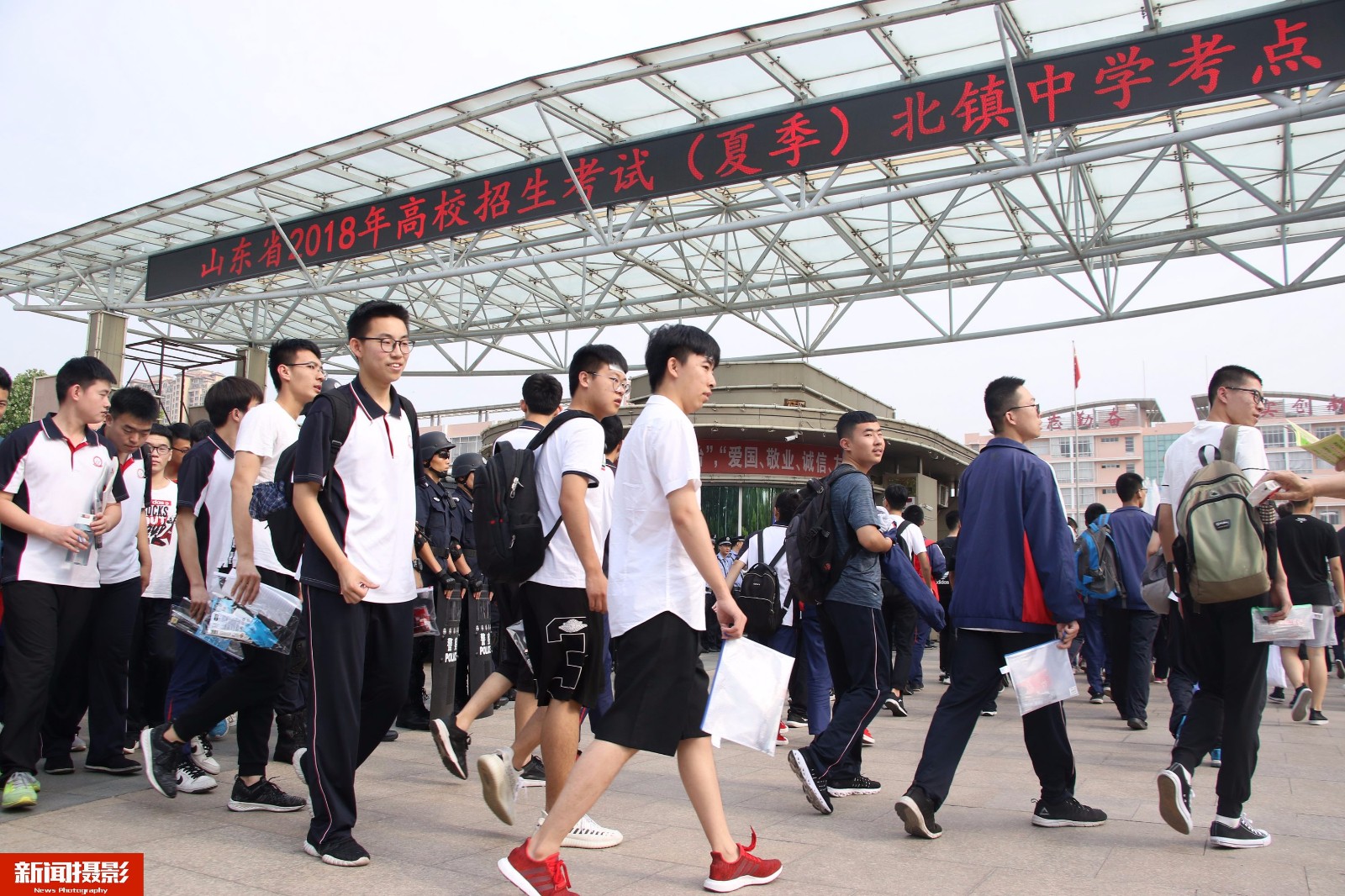 00后考生集体穿社会人T恤高考,从容赴考彰显个