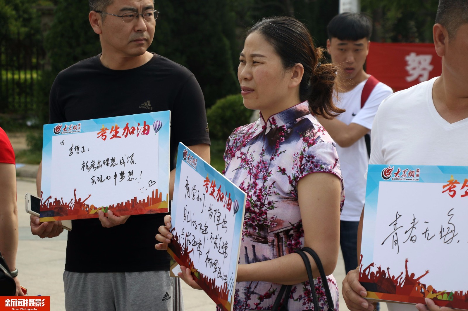 00后考生集体穿社会人T恤高考,从容赴考彰显个