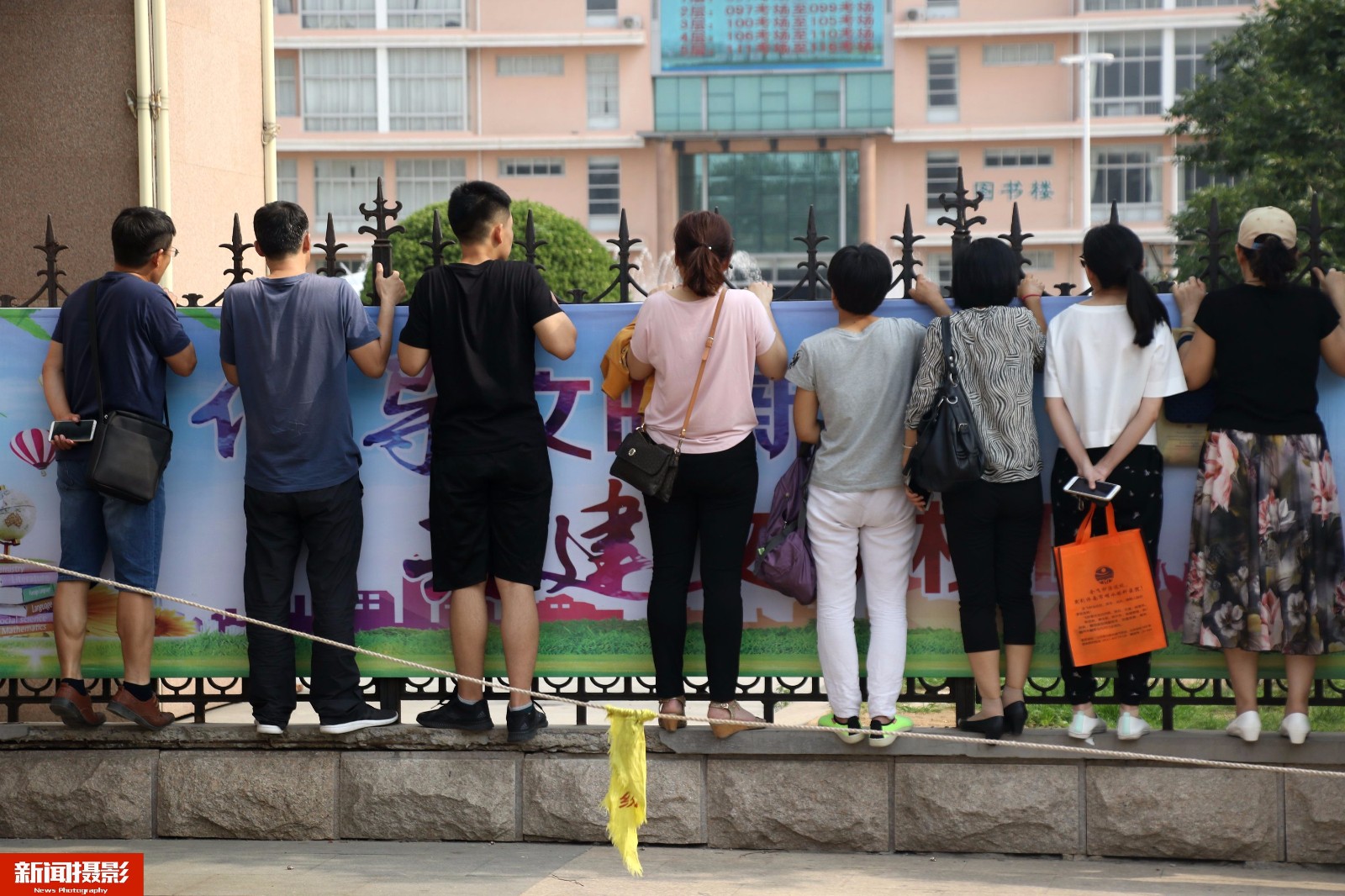 00后考生集体穿社会人T恤高考,从容赴考彰显个