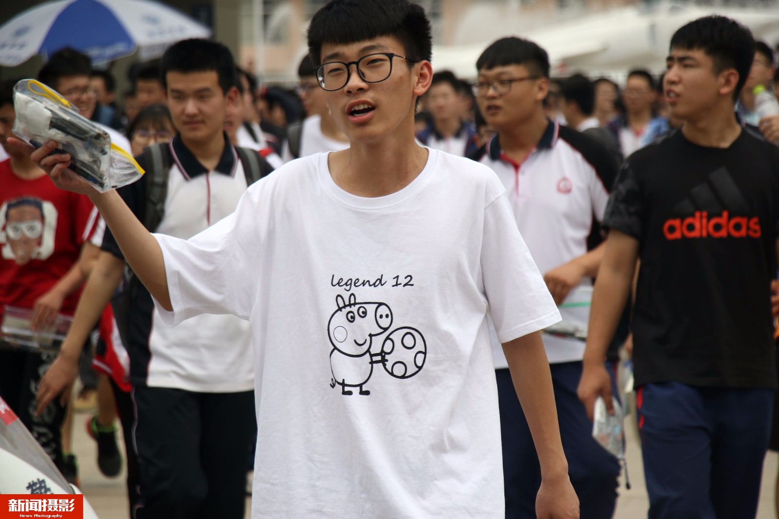 00后考生集体穿社会人T恤高考,从容赴考彰显个