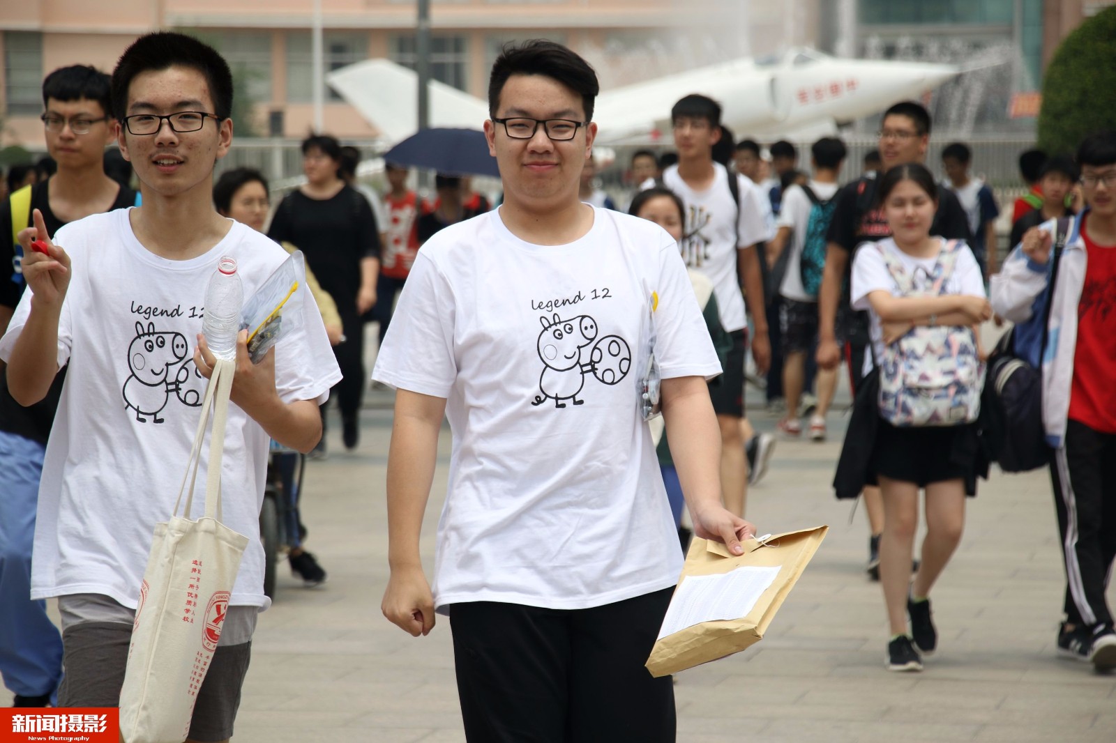 00后考生集体穿社会人T恤高考,从容赴考彰显个