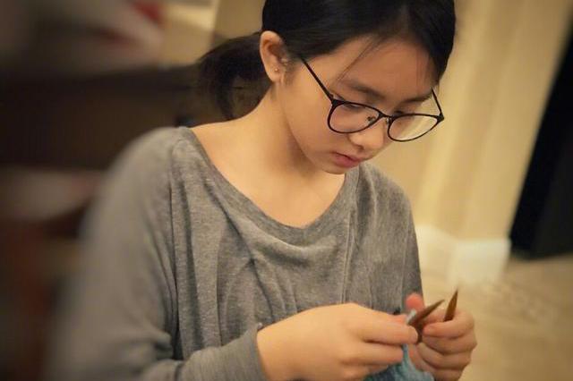 孙莉晒多多织毛线帽给弟弟，容貌像极了妈妈！