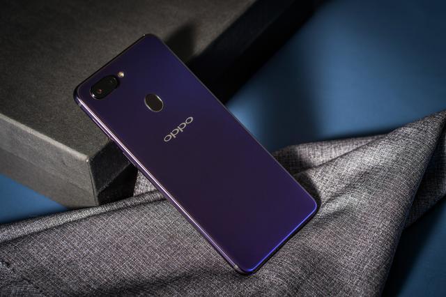 r15标准版图片,oppor15标准版 价格方面,oppo r15标准版售价为2999元,r15梦镜红版本3299元,r15陶瓷