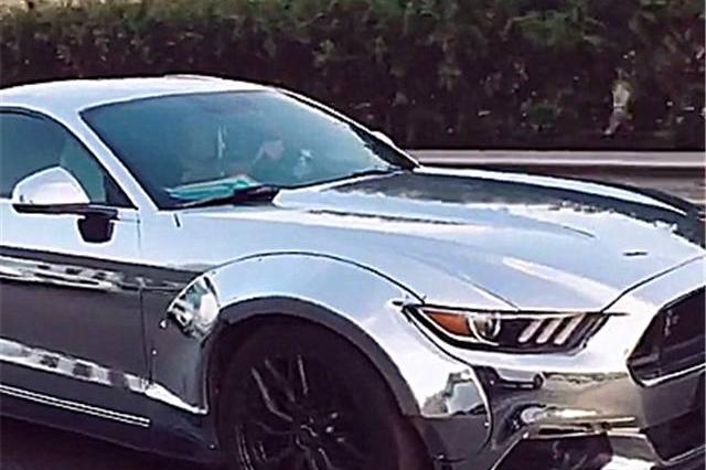 路上偶遇一辆40万福特野马，看到外观那一刻，网友直呼：真亮！