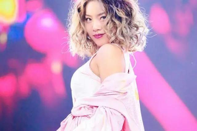 从“菊外人”向“菊内人”的转变，背后的原因是什么？