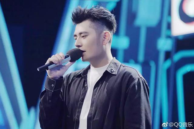 钱枫瘦20斤后帅出十倍,路人镜头下头小一圈:回