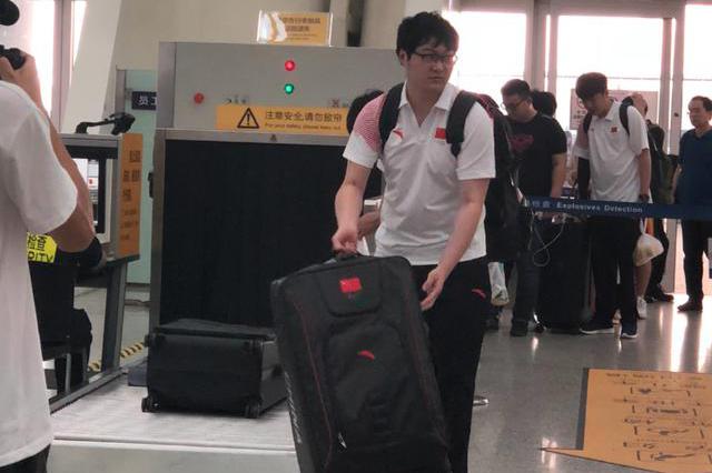 雅加达亚运会中国团队出征队员,老帅成人群里