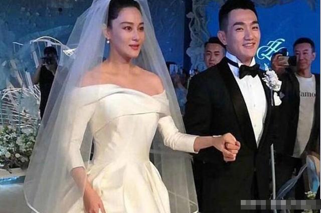 张馨予何婕陪妈妈散步:运动装低调出门,军嫂勤