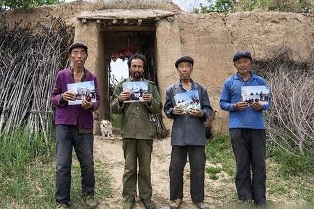 老人代女相亲在公园一站三年...