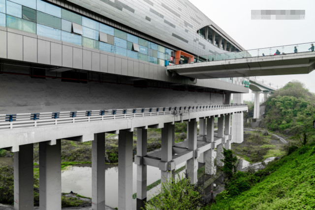 在南岸区的刘家坪站,就是一座建在水上的轻轨站.