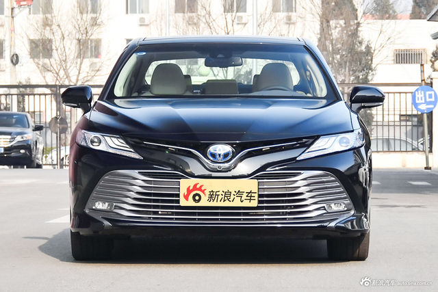 广汽丰田凯美瑞，市场价17.98-27.98万元。预算充足的话