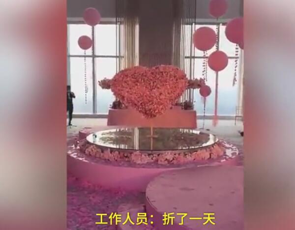 浪漫也有底线!男子33万现金做花送女友 律师及