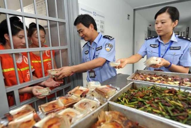 监狱里的犯人每天吃什么饭里面的伙食好不好看完长见识了