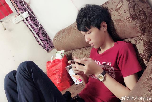 绝地求生虎牙杀不死首次露脸直播,男粉:自拍删