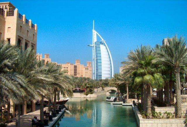 买菜用超跑的地儿，警车也是超豪华