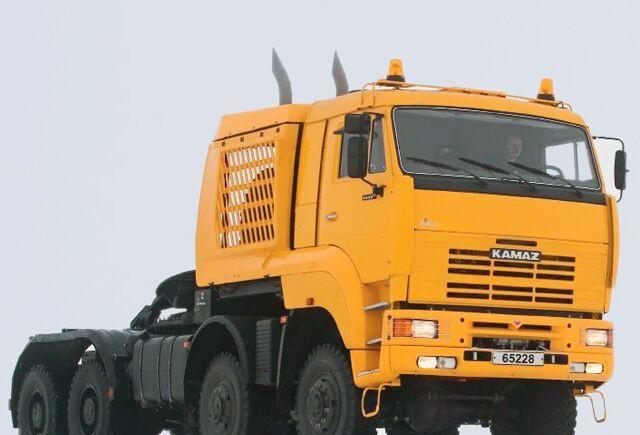 俄罗斯怪兽 卡玛斯kamaz65228 8x8大件牵引车