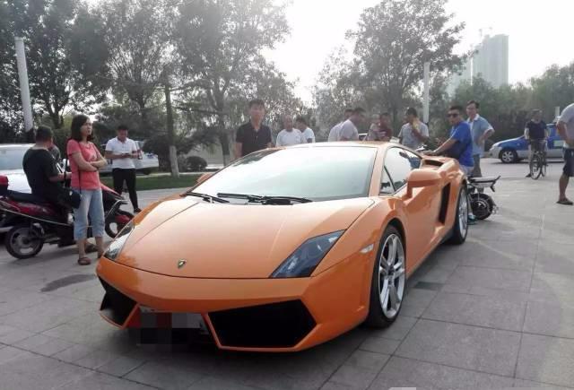 兰博基尼上路引来围观, 路人看到车主后还嘲笑车主