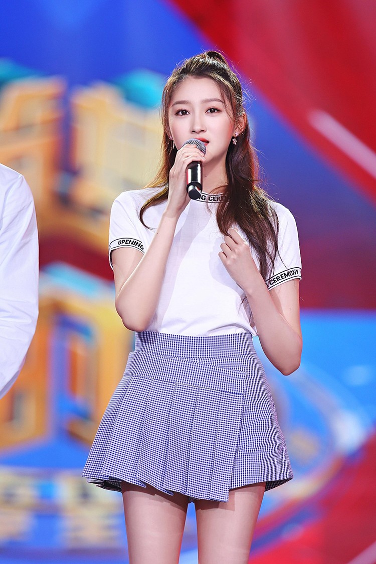 关晓彤穿短裙秀美腿,网友:真正的九头身美女