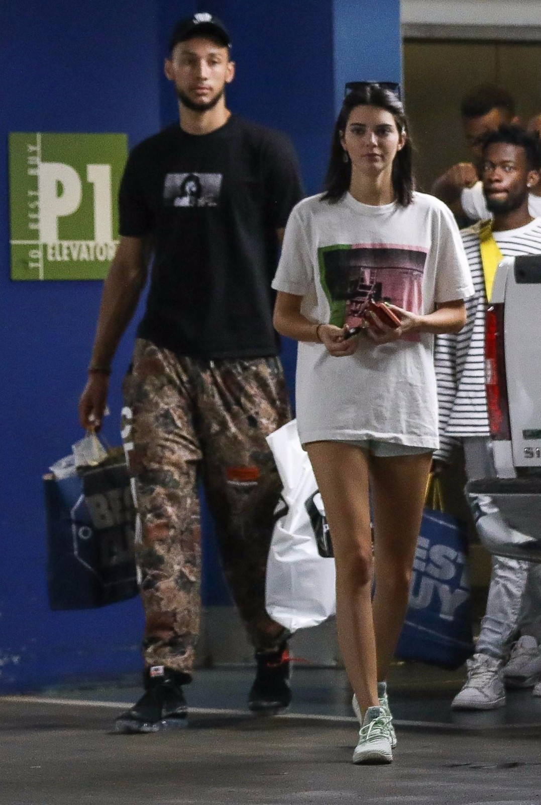 肯达尔·詹娜跟新男友出门逛街,网友:超模就爱