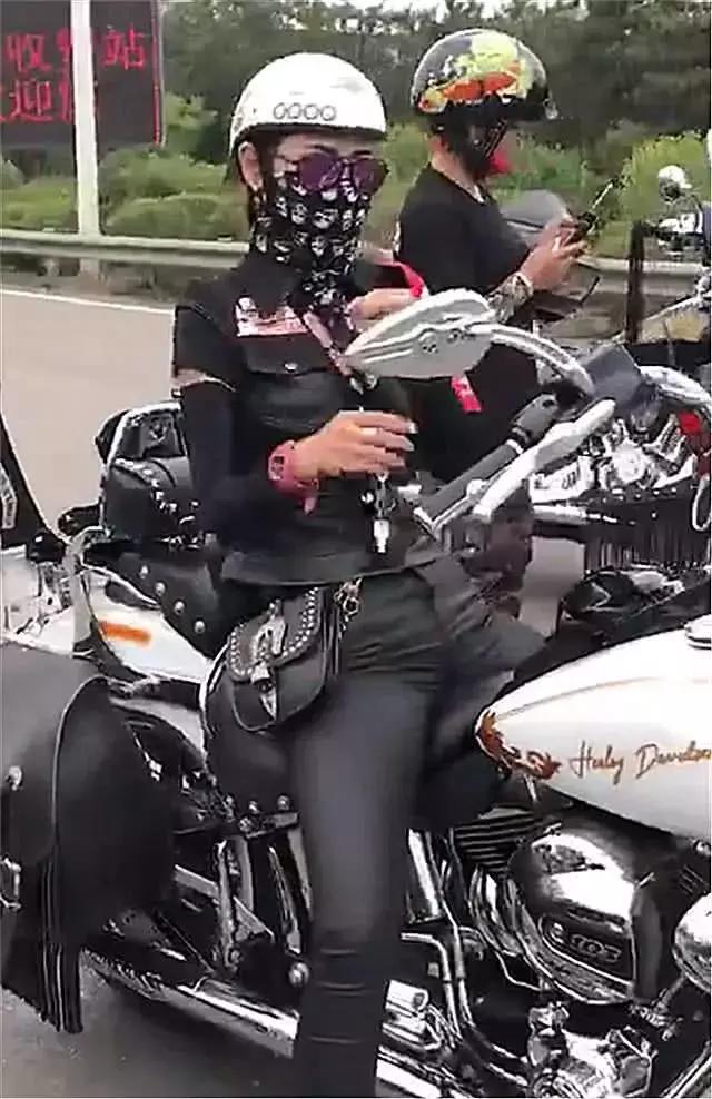 妙龄女子骑哈雷摩托车参加聚会,因身材太好,直