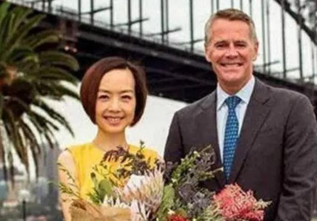 48岁鲁豫老公近照曝光,隐藏了整整16年,网友:很有夫妻