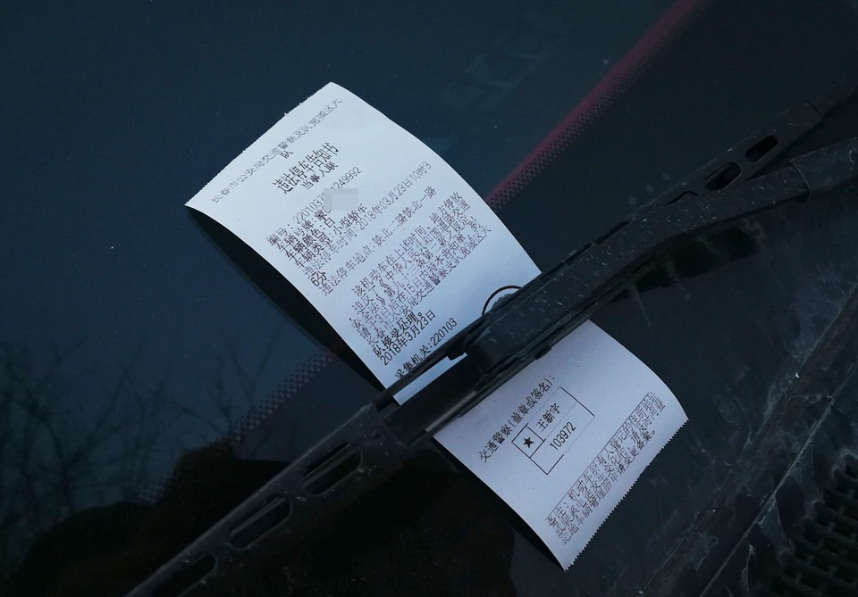 长春火车站铁北一路南侧停车位已擦除 违停将