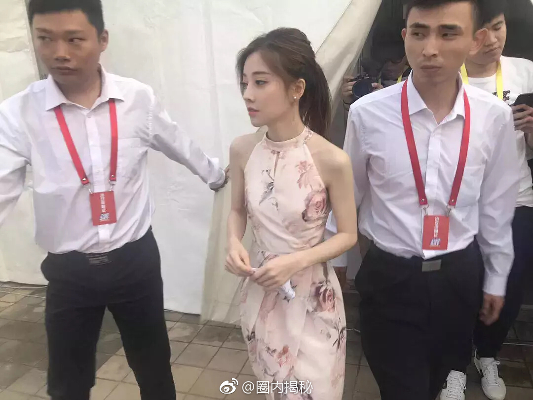 看以前周二珂小型演唱会的视频,请了冯提莫特邀,这腿这胳膊这脸