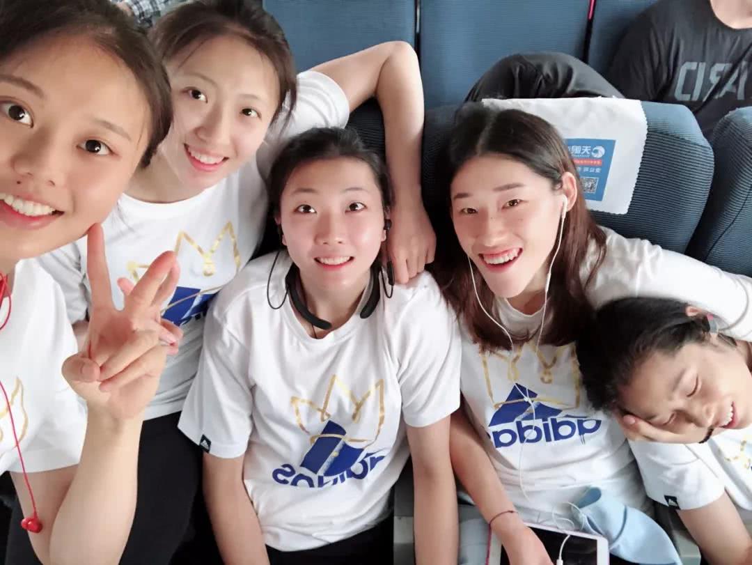 女排坐高铁出征南京总决赛,二等座待遇心疼,大