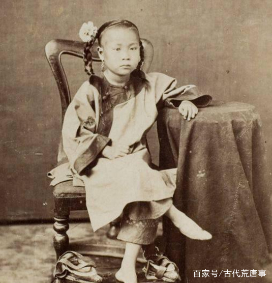 八国联军的一位军官在调戏一名中国女孩,这名女孩显得非常的无助,把