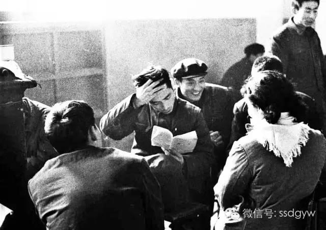 1977年9月,中国教育部决定恢复停止了10年的高考,掀起了当时社会上的