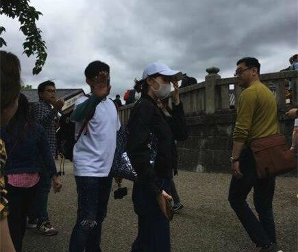 吴奇隆刘诗诗现身新西兰海钓,捧超大鲍鱼合影