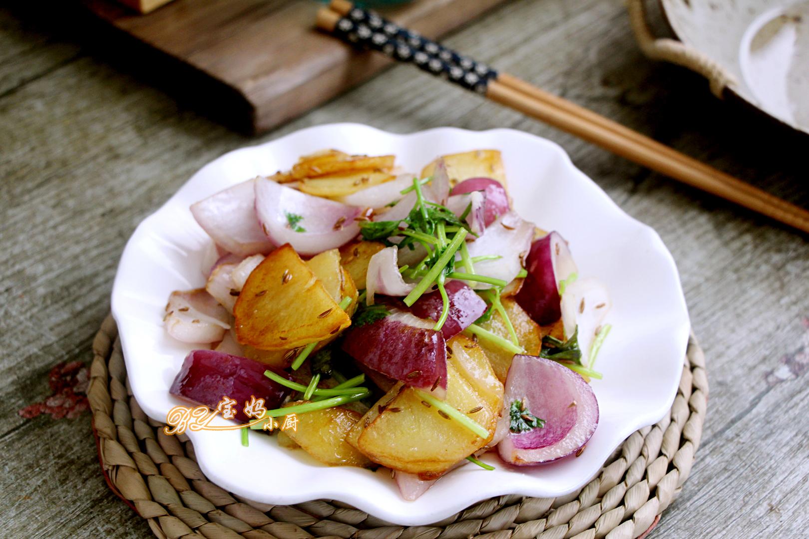 【孜然土豆 食材:土豆200克,洋葱190克,香菜适量,孜然粒1勺,盐适量