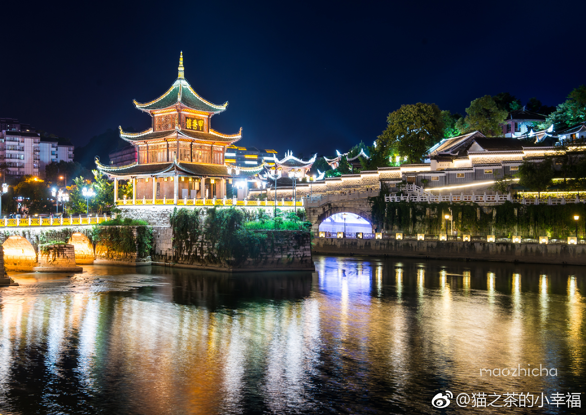 甲秀楼&花果园“白宫”,贵阳的夜景担当,你更看哪一个?