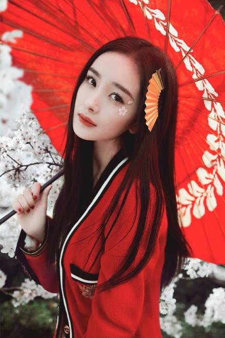 杨幂 日系樱花少女风登上《时尚COSMO》5月刊杂志封面,眼神满分