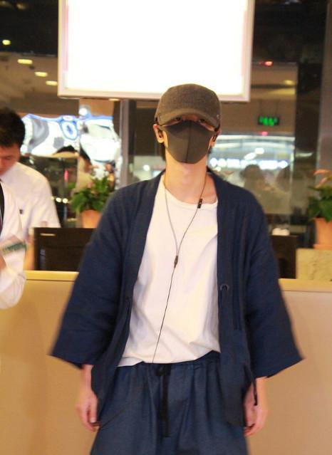 华晨宇穿一身日本武士服现身, 网友怒: 知道今天