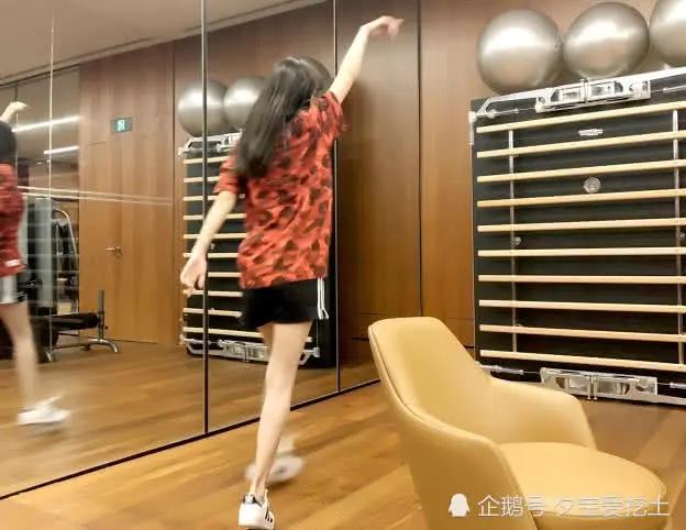 Angelababy穿热裤露嫩白大腿,网友:这小腿太迷