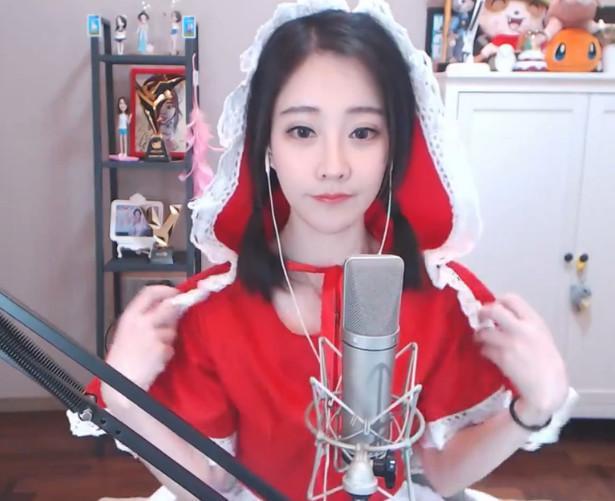 冯提莫两次登上央视,主持人都拜她为师,网友:最