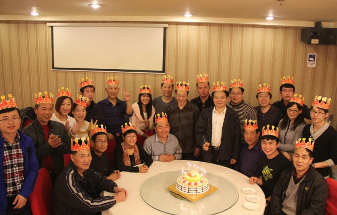 老板给员工过生日,员工在酒席上说了一番话,第