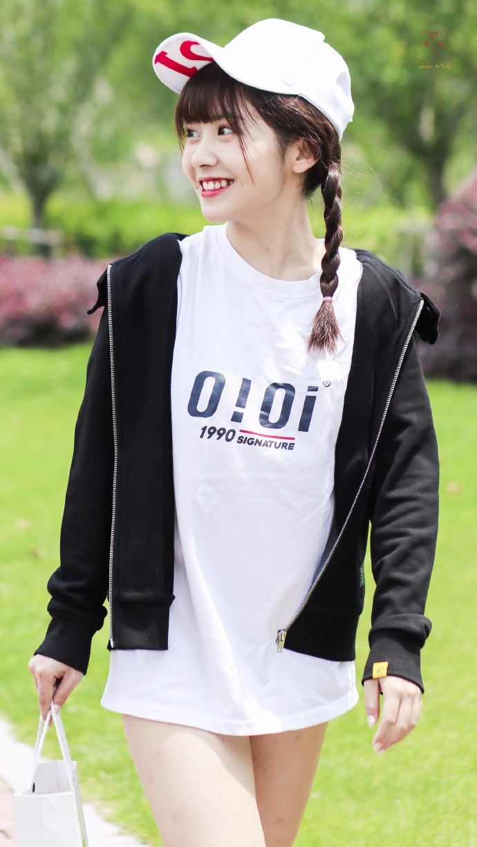 赖美云黑色卫衣内搭白色T恤现身玩下衣消失,扎