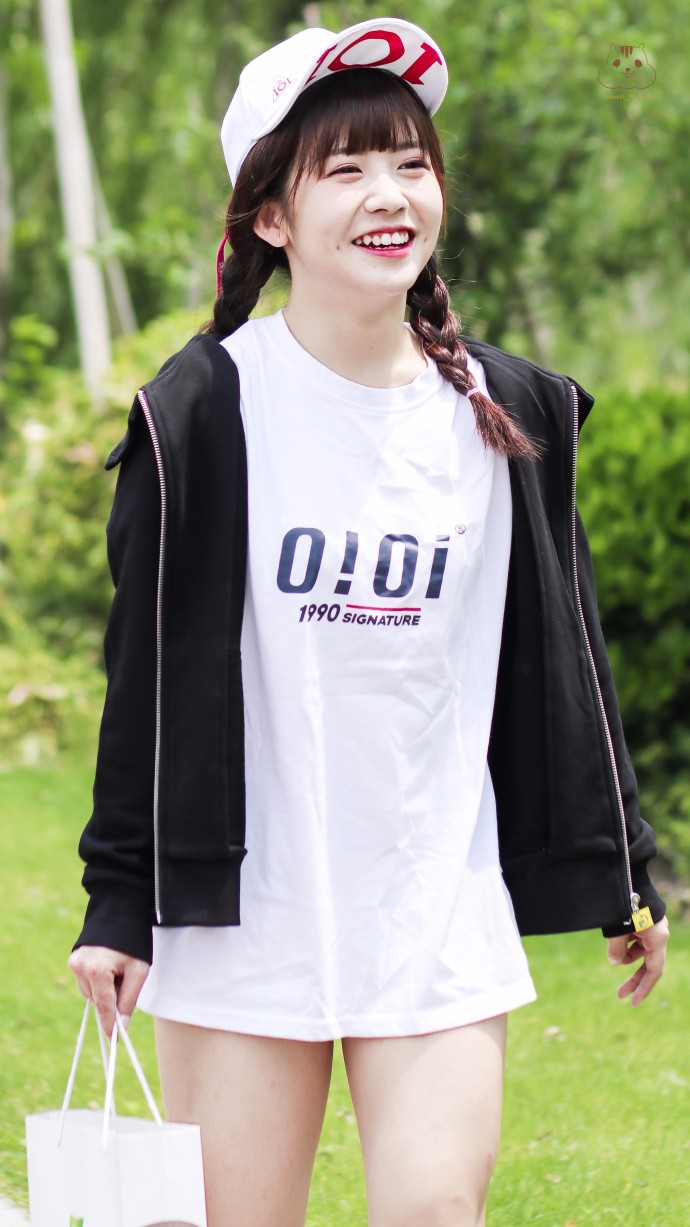 赖美云黑色卫衣内搭白色T恤现身玩下衣消失,扎