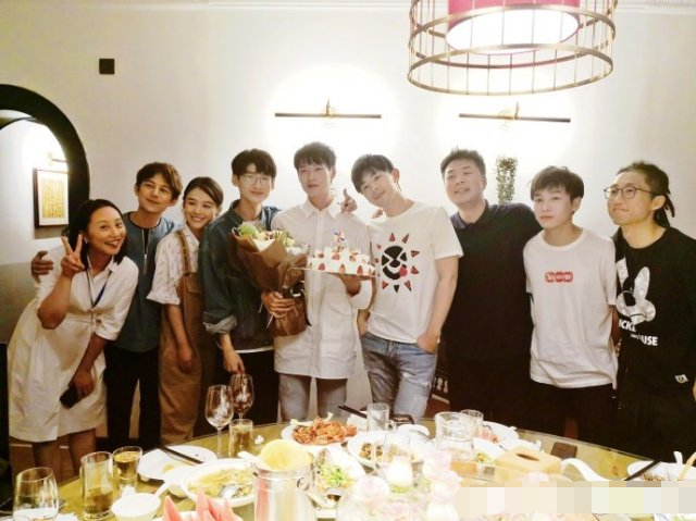 魏大勋生日,白敬亭侧颜出镜,3个细节证明《明