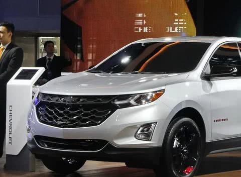 英国司机驾着雪佛兰来耍帅 刚帅了3秒就撞墙上了