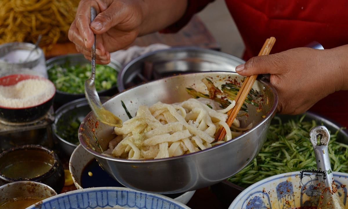 小县城路边摊5元二合一凉皮 量超大一碗顶大店两倍