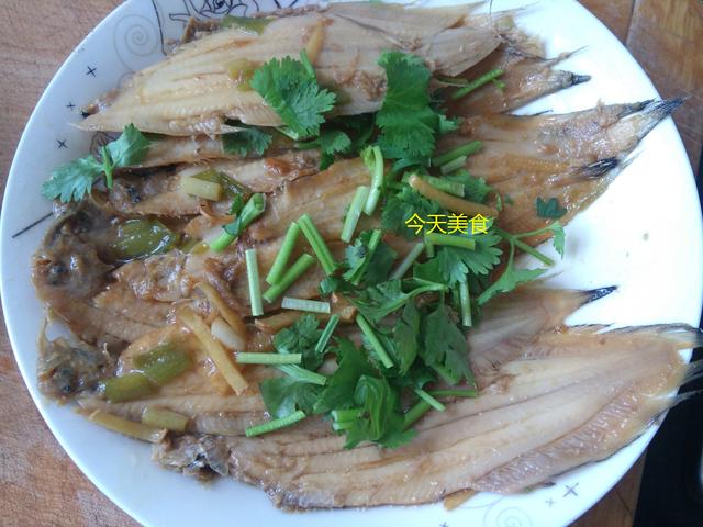 这种鱼扒皮才能吃,就一根主刺,肉嫩刺又少!