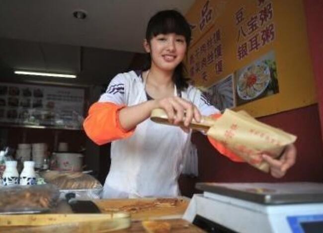 美女摆摊卖小吃,为什么能轻松的月入过万?网友揭开内幕,很现实